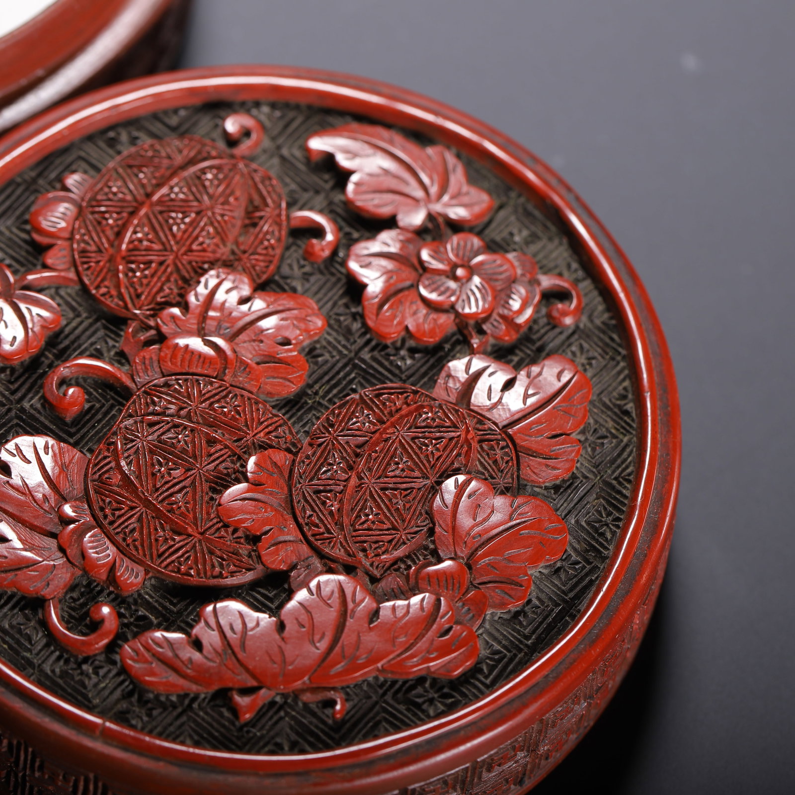 Carved red lacquer round box - 6