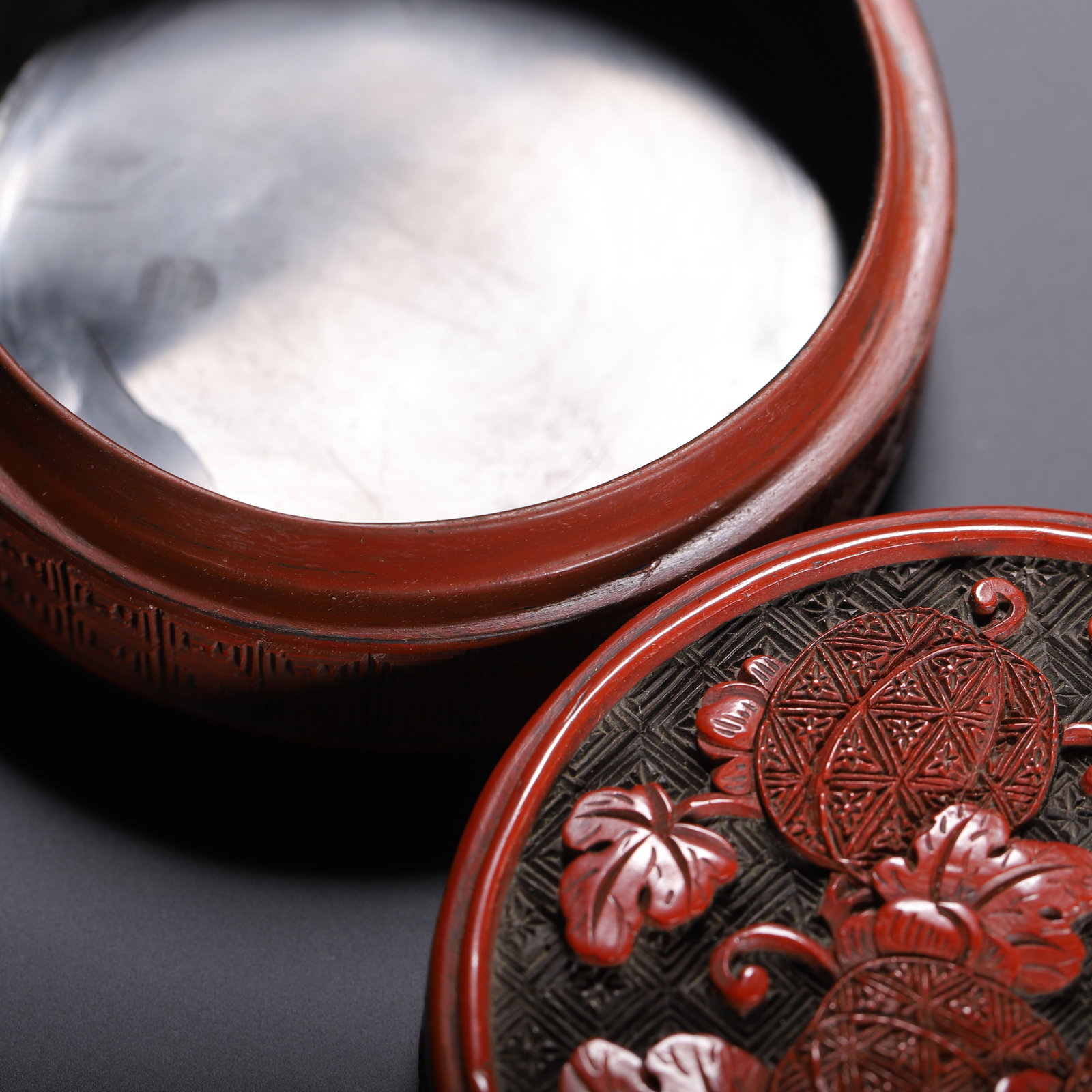 Carved red lacquer round box - 7