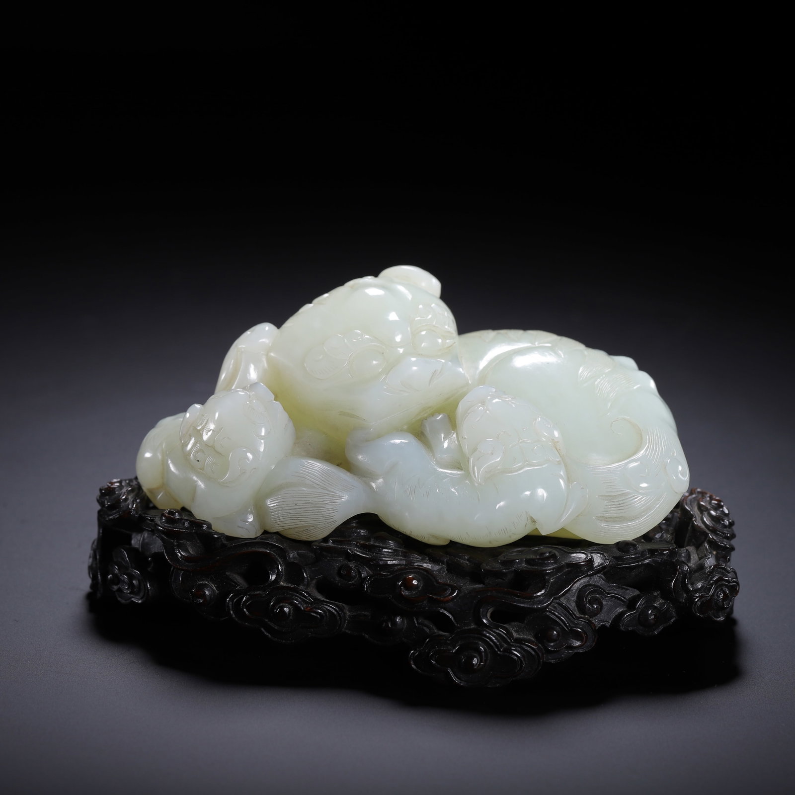 Hetian jade beast with seat: Length 12.5cm, Width 9cm, Height 6.5cm, Weight 460g