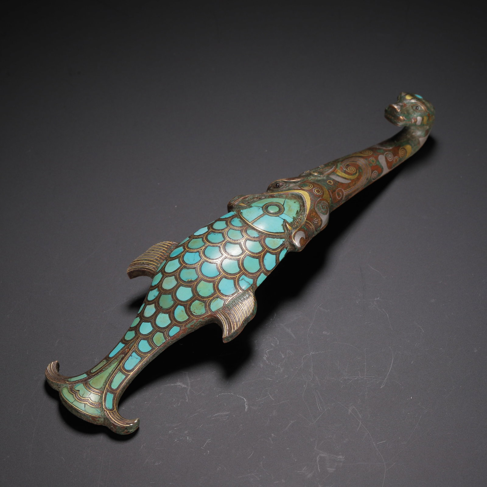 Copper belt hook inlaid with gold and silver and turquoise: Length 18.5cm, Width 5.5cm, Weight 290g