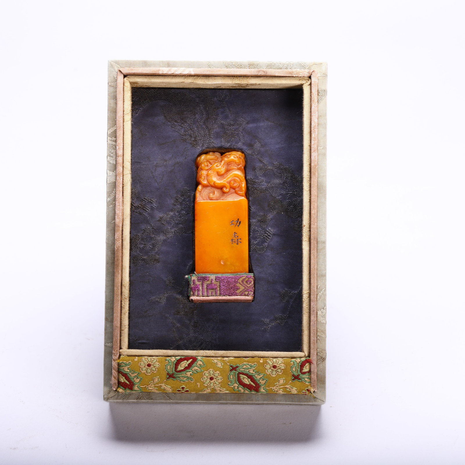 Tianhuang seal: Length 2.5cm, Width 2.5cm, Height 7cm, Weight 110g