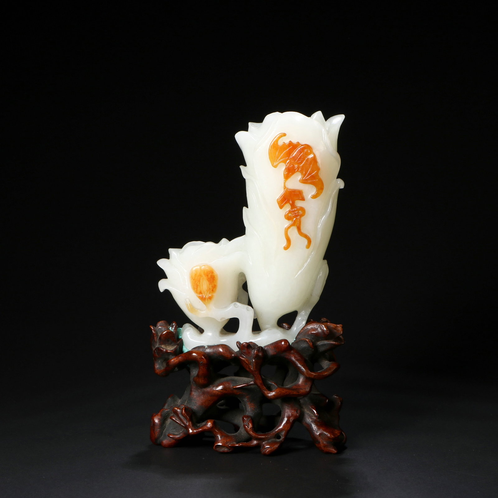 Hetian jade bat-shaped hand-held piece with auspicious symbols: Height 8cm, Length 6cm, Width 2.2cm