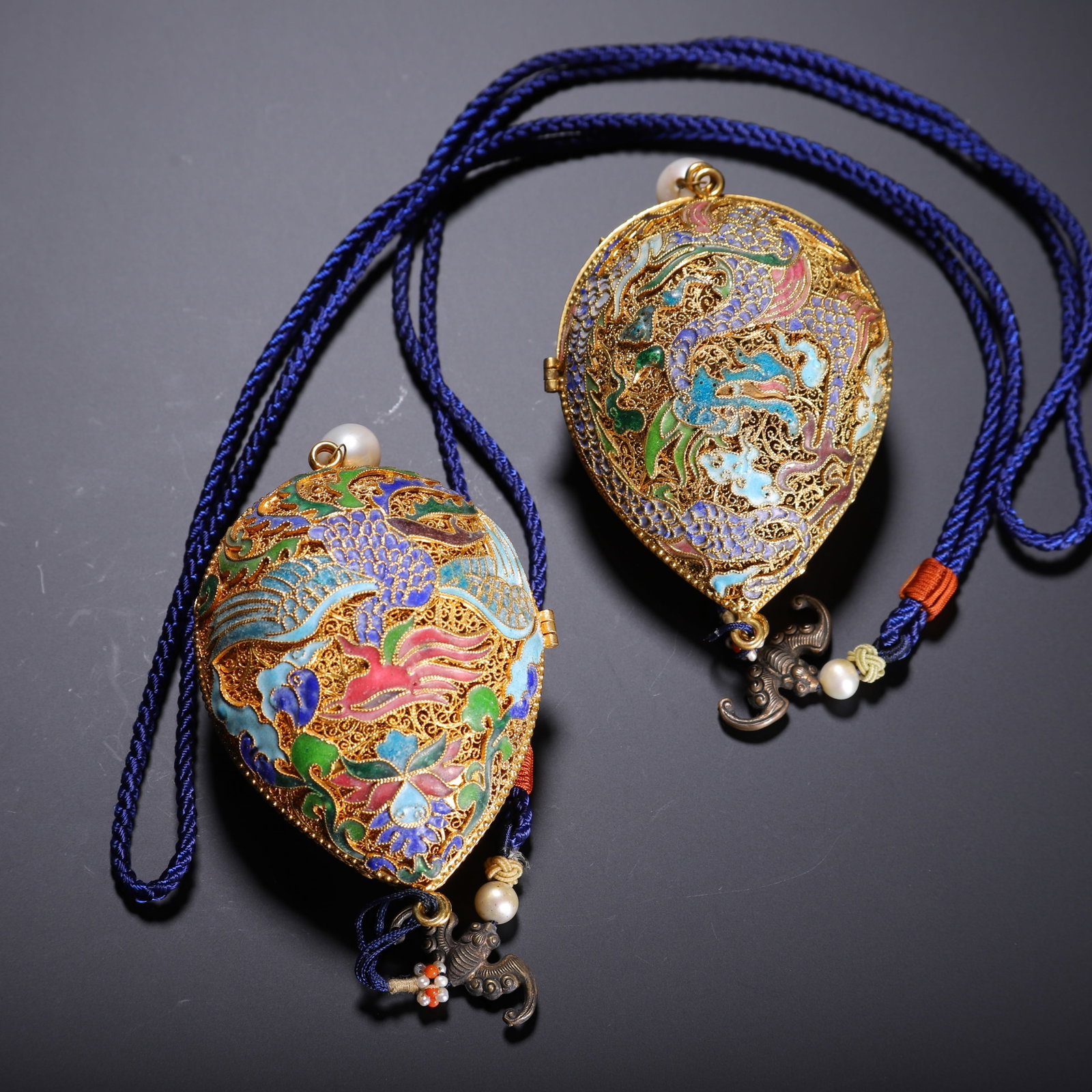 Silver-gilt sachet - 2