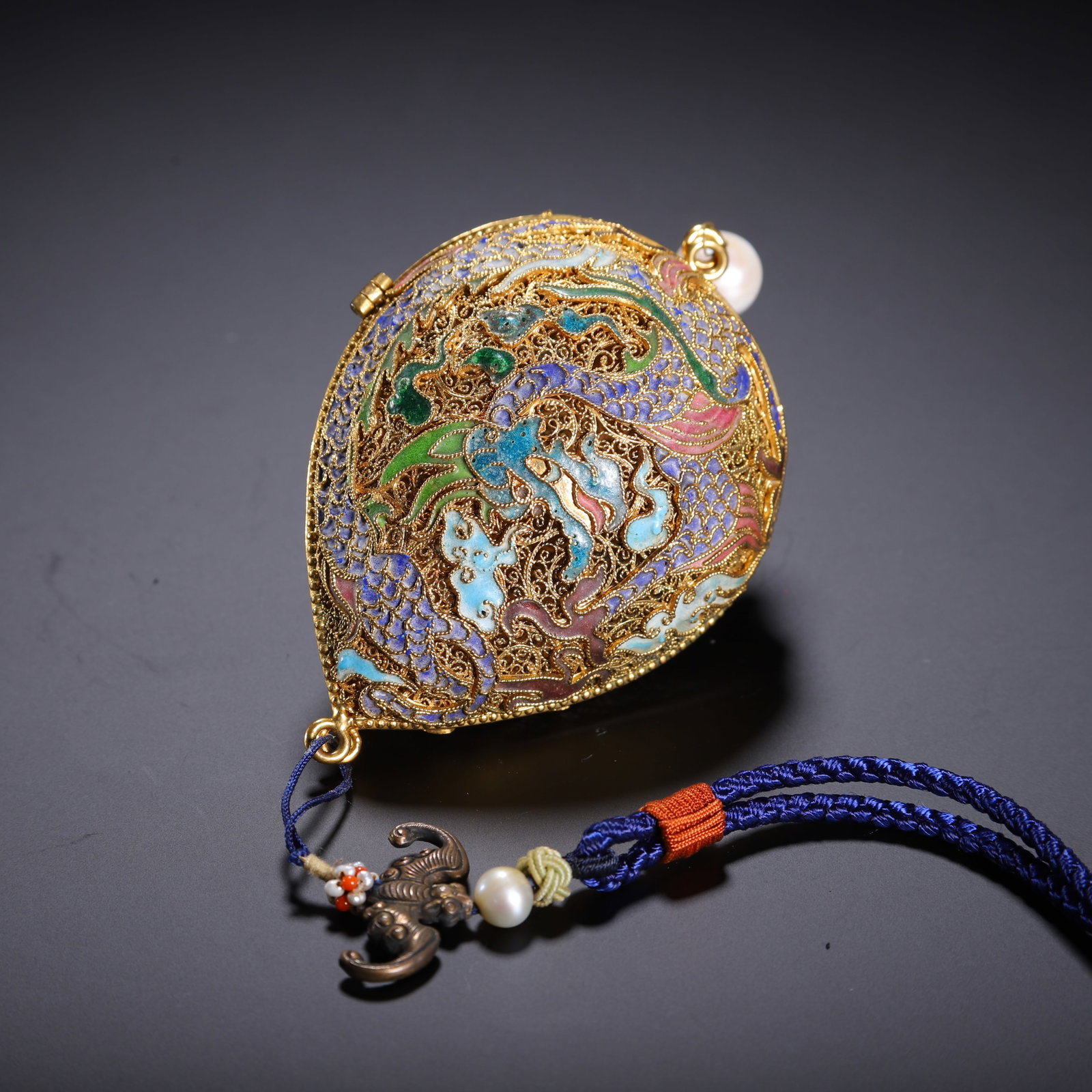 Silver-gilt sachet - 9