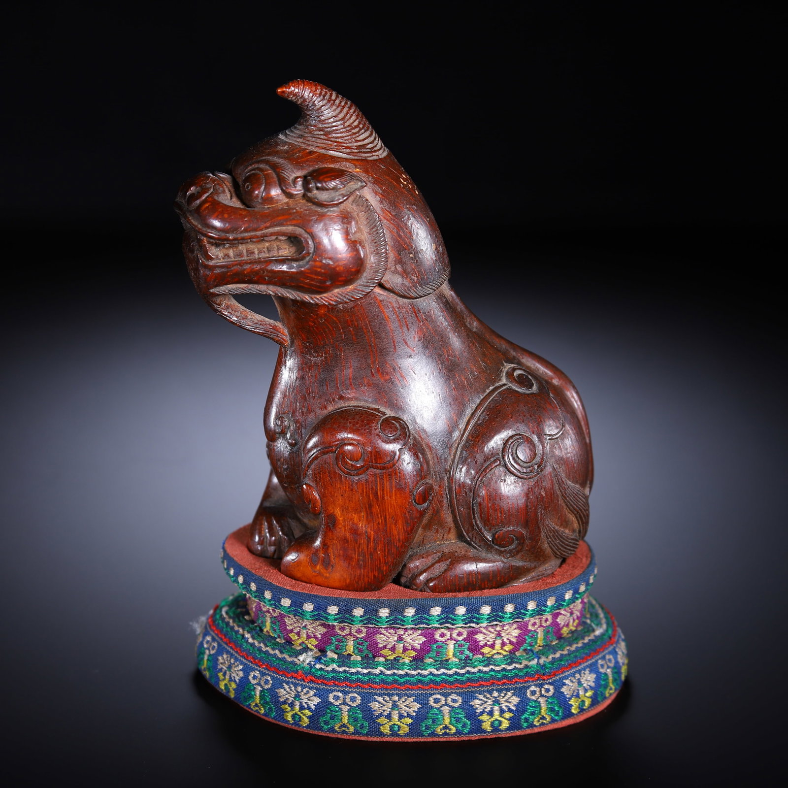 Bamboo Carved Auspicious Beast Ornaments: Length 11cm, Width 7cm, Height 22.5cm, Weight 290g