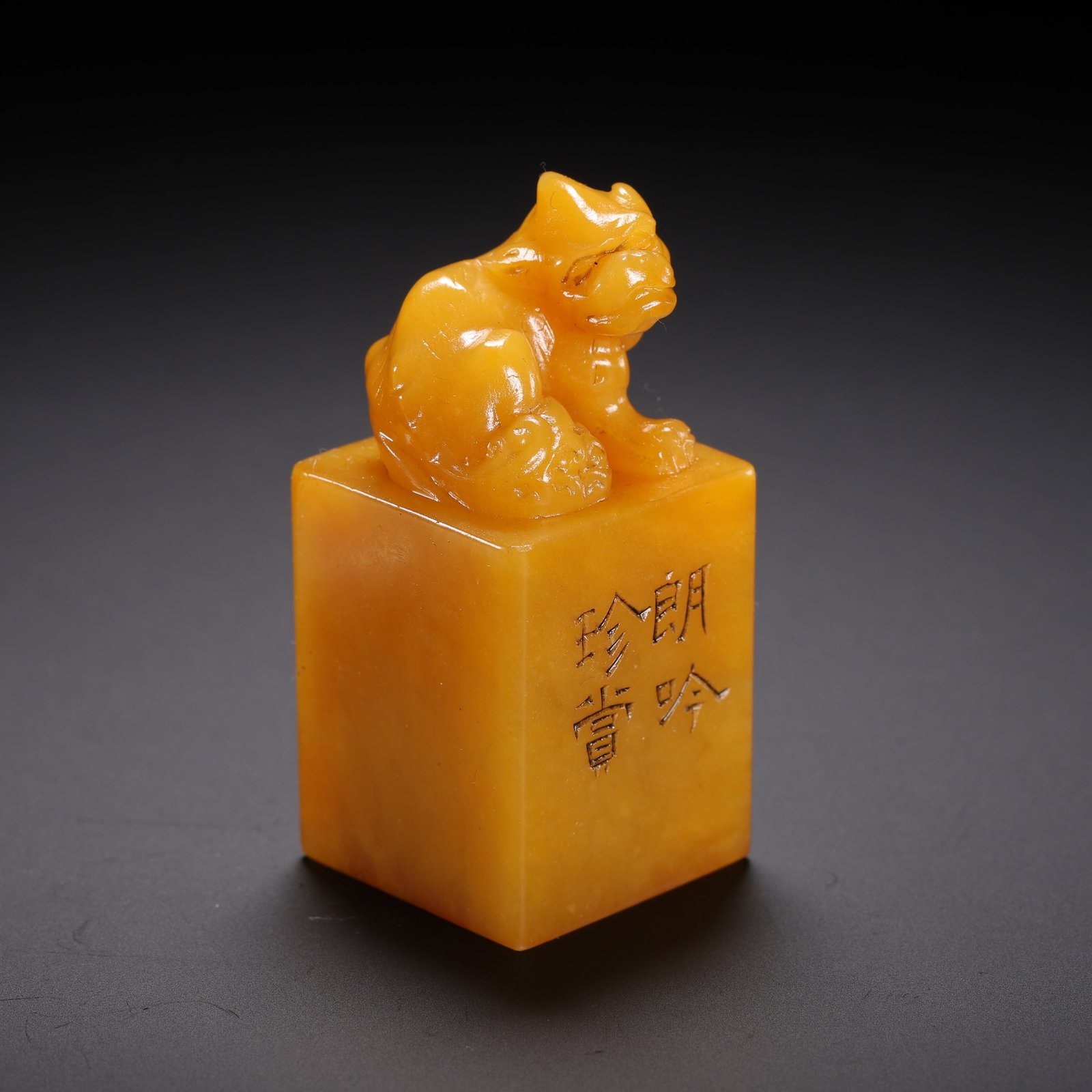 Tianhuang seal: Length 2.7cm, Width 2.7cm, Height 5.6cm, Weight 90g