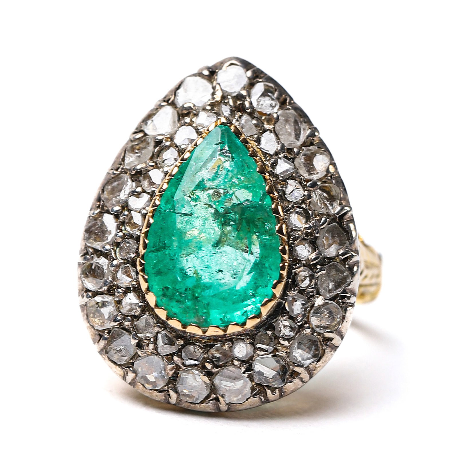 EDWARDIAN-18K-GOLD-DIAMOND-AND-EMERALD-RING,-1901-1910.: Inner diameter: 9/16 in (1.4 cm); Weight: 5 g