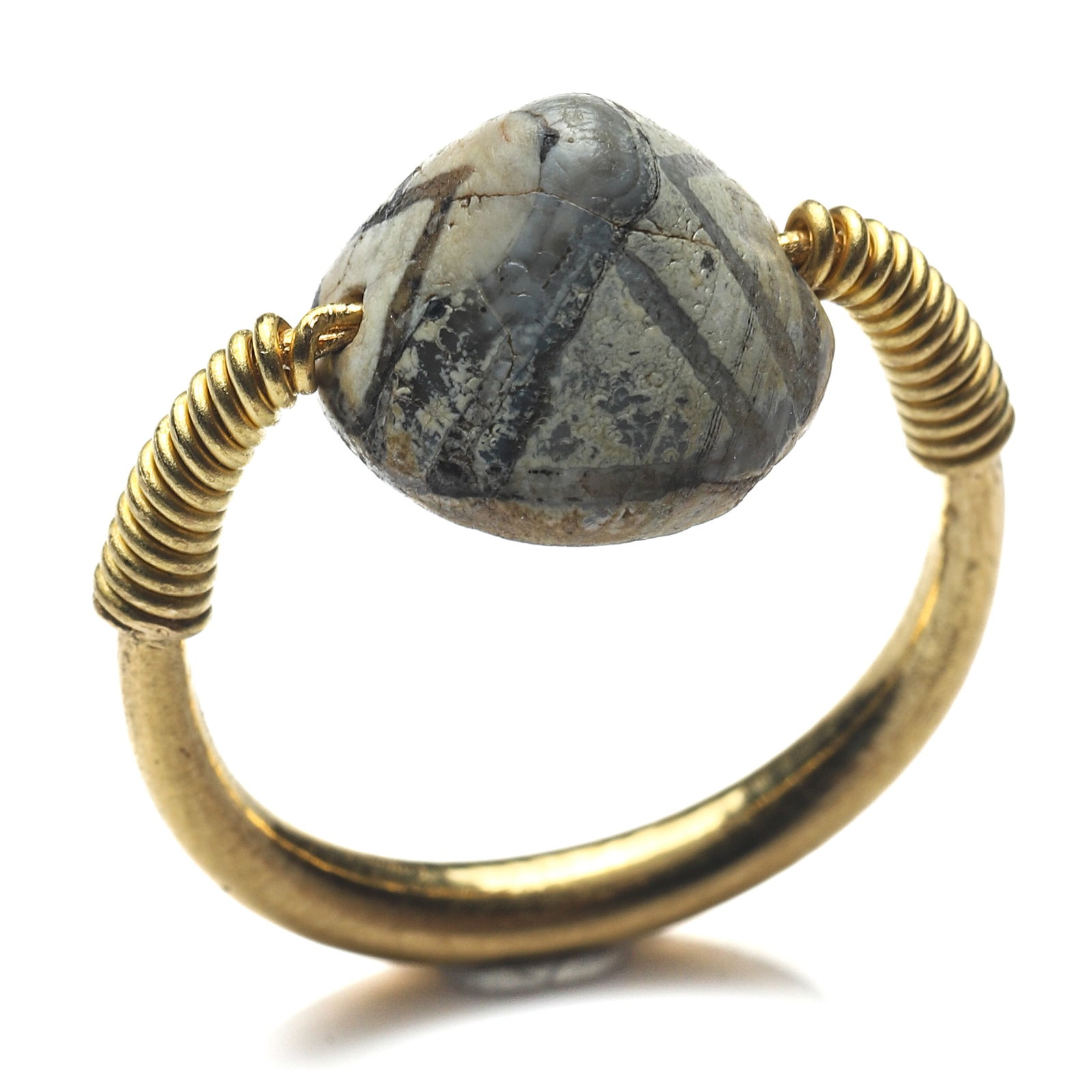 ANCIENT-ETCHED-CARNELIAN-BEAD-AND-22K-GOLD-RING: Dimensions Ring Size HK 13 Weight 5.3 g Description A distinctive ring set with an ancient etched carnelian bead, mounted in a handcrafted 22K gold setting. Etched carnelian represents one of the