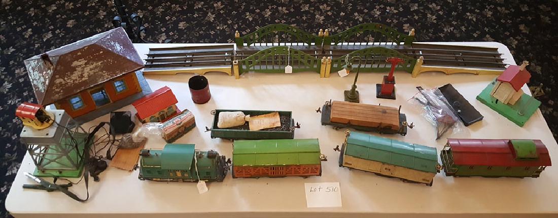 Lionel Standard Guage Train Set: electric engine #10 with five cars: #511, 512, 513, 514, and 517 together with accessories including two bridges, waiting room, #165 crane, 48W whistle station