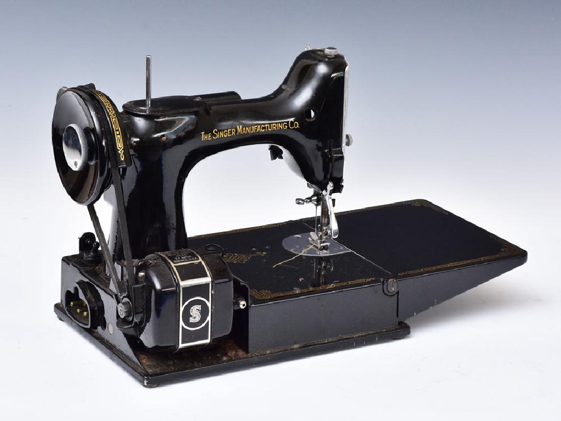 Singer Featherweight Sewing Machine: Model 221-1 with carrying case