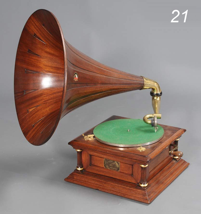 VICTOR V PHONOGRAPH with mahogany horn early 20th c: VICTOR V PHONOGRAPH with mahogany horn early 20th century Shipping Information: Buyer is responsible for arranging 3rd party shipping