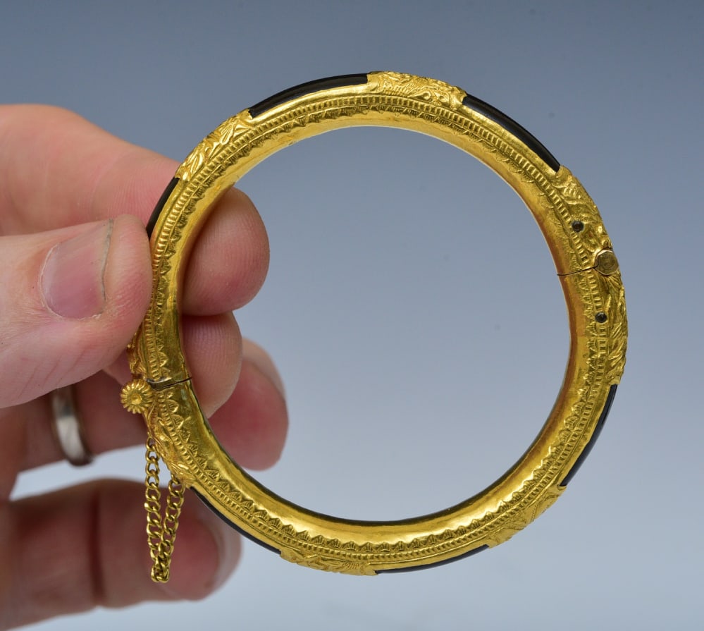18k Gold Chinese Onyx Bracelet: 18k Gold Chinese Onyx Bracelet Wrist 6 1/2" 15.2 dwt gross