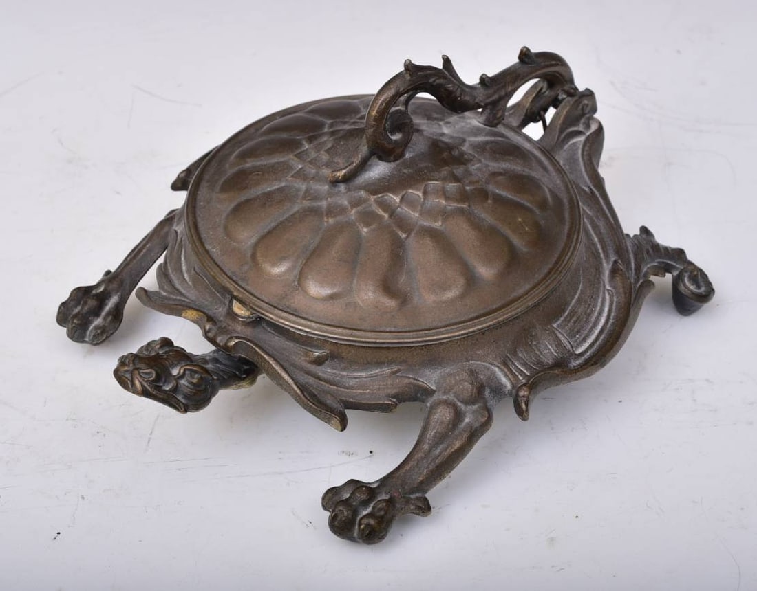 BRADLEY & HUBBARD Cast Iron Turtle Spittoon with original liner (1 of 4)