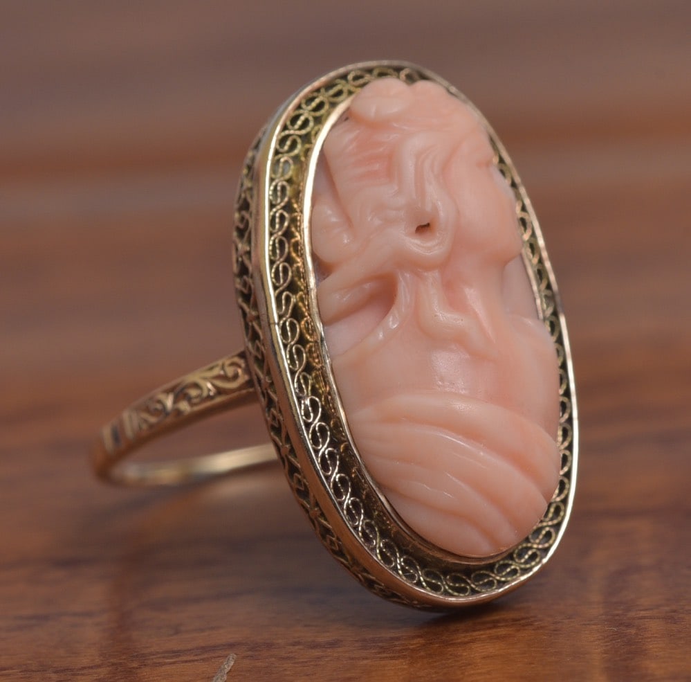 14k Gold Cameo Ring: 14k Gold Cameo Ring, setting measuring 25 mm x 15 mm ring size 9 1/2, weight is 6.1 grams gross IN HOUSE SHIPPING Within Continental USA $25 DURING CHECKOUT CHOOSE "ARRANGE MY OWN SHIPPING" if you'd