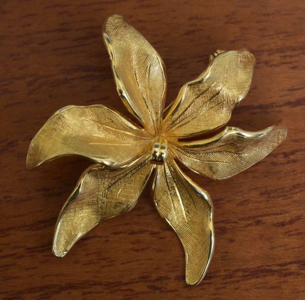 Tiffany & Co 14k Gold Flower Brooch: Tiffany & Co 14k Gold Flower Form Brooch 1 3/4" diameter, stamped "Tiffany & Co 14k Germany" weight is 6.8 grams IN HOUSE SHIPPING Within Continental USA $25 DURING CHECKOUT CHOOSE "ARRANGE MY OWN SHI