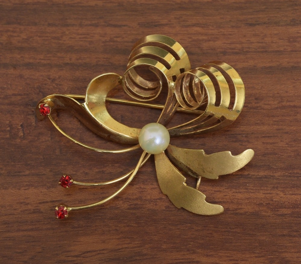 18k Gold Brooch set with Cultured Pearl and Rubies: 18k Gold Brooch set with Cultured Pearl and three Rubies 1 3/4" long, weight is 8.5 grams IN HOUSE SHIPPING Within Continental USA $25 DURING CHECKOUT CHOOSE "ARRANGE MY OWN SHIPPING" if you'd like to