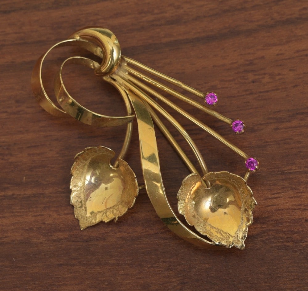 18k Gold Brooch: 18k Gold Brooch set with 3 rubies 2" long, weight is 6.2 grams gross IN HOUSE SHIPPING Within Continental USA $25 DURING CHECKOUT CHOOSE "ARRANGE MY OWN SHIPPING" if you'd like to use our in-house