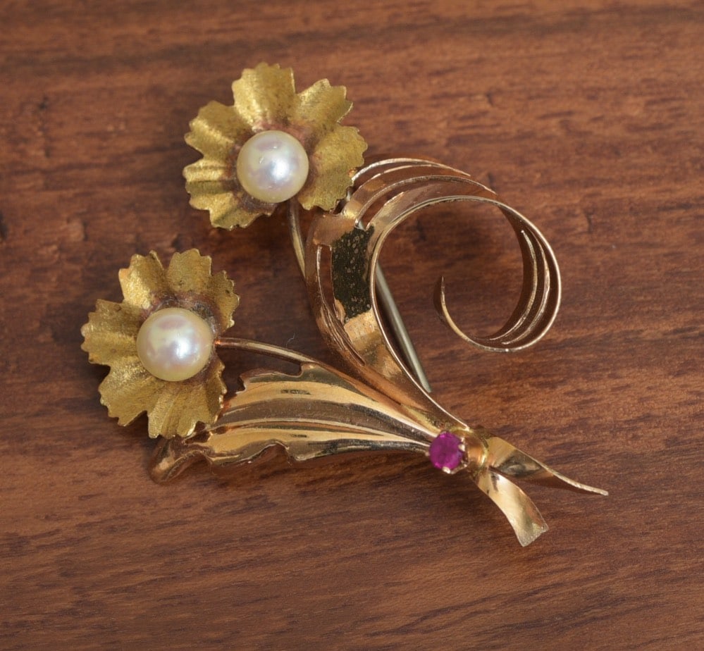 18k Gold Brooch: 18k Gold Brooch set with two cultured pearls and a ruby 1 1/2" long, weight is 5.4 grams gross IN HOUSE SHIPPING Within Continental USA $25 DURING CHECKOUT CHOOSE "ARRANGE MY OWN SHIPPING" if you'd