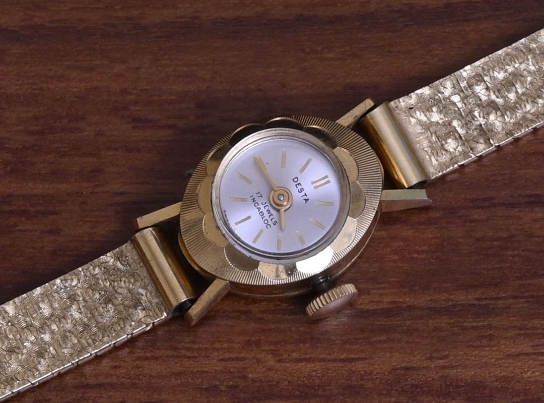 18k Gold Desta Swiss Ladies Wrist Watch: 18k Gold Desta Swiss Ladies Wrist Watch 13 mm diameter case, 6 3/8" long bracelet "17 JEWELS, INCABLOC" 22.3 grams gross stamped 18k on case and clasp IN HOUSE SHIPPING within the Continental USA $35.