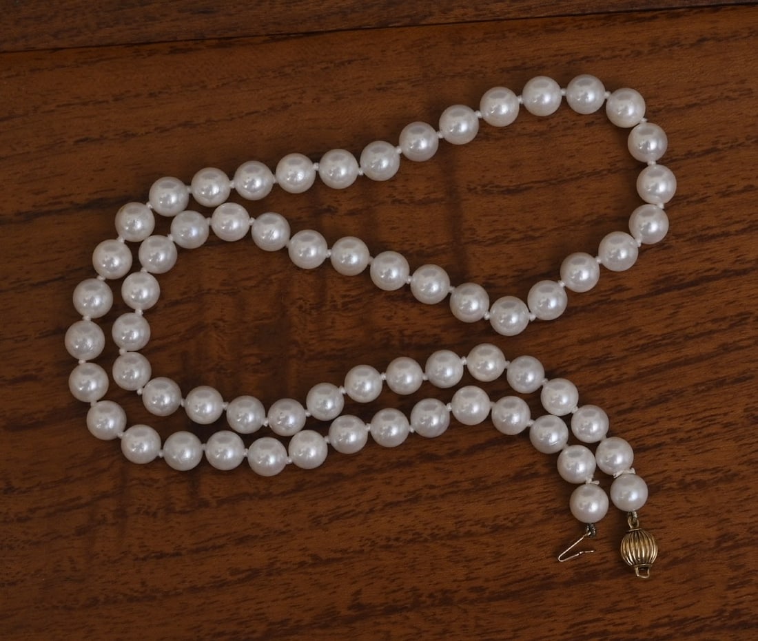 Strand of Cultured Pearls with 14k Gold Clasp: Strand of Cultured Pearls with 14k Gold Clasp 6 mm pearls, 17" long, weight is 23.7 grams gross IN HOUSE SHIPPING within the Continental USA $15. DURING CHECKOUT, CHOOSE "ARRANGE MY OWN SHIPPING" if y