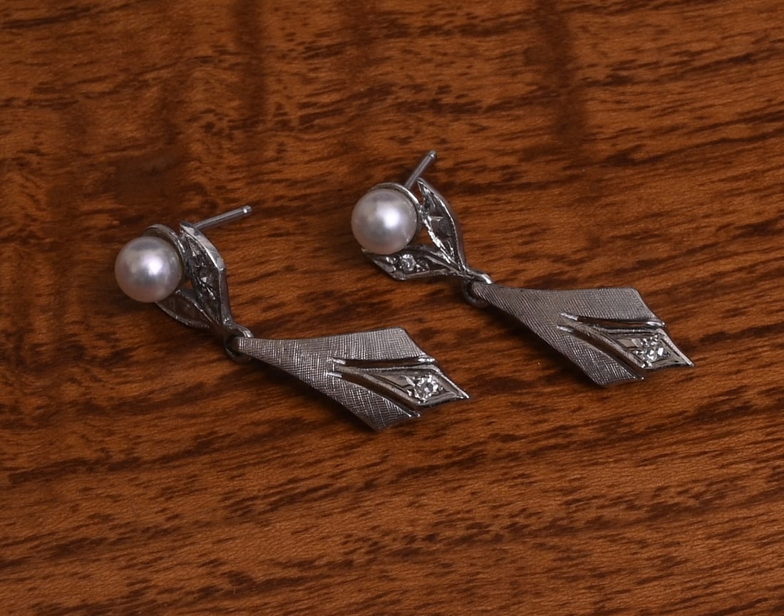 14k White Gold Pearl and Diamond Drop Earrings: 14k White Gold Pearl and Diamond Drop Earrings for pierced ears, approximately 4 mm pearls, 1 1/8" long overall weight is 3 grams gross not marked, but tests 14k IN HOUSE SHIPPING within the Continent