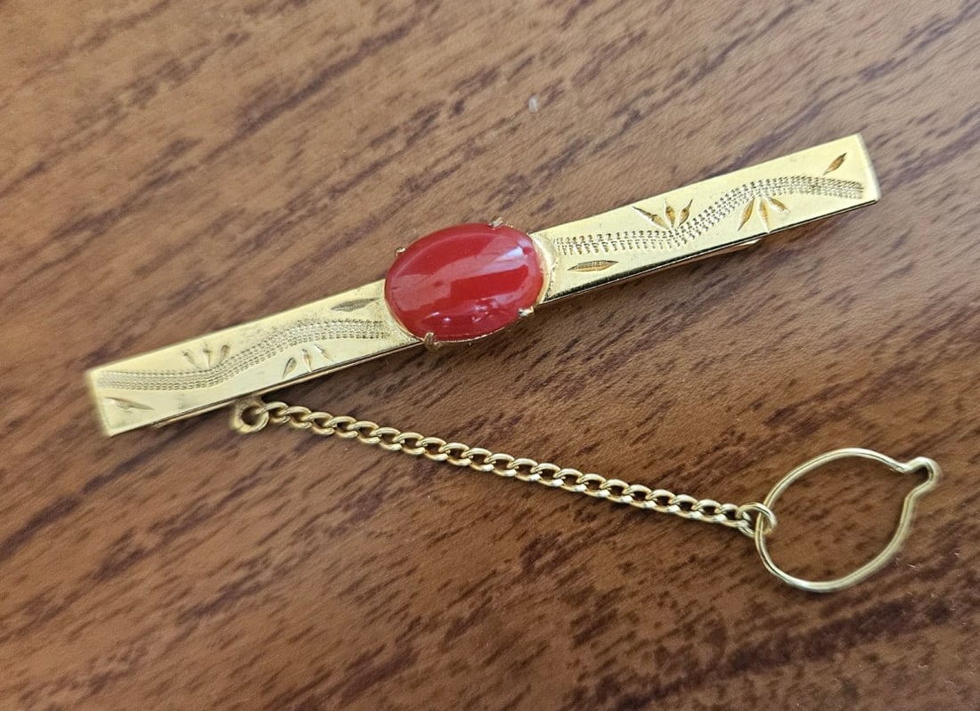 18k Gold Carnelian Tie Clip: 18k Gold Carnelian Tie Clip 11mm x 8mm stone 2 3/8" long, 1/4" wide, weight is 6.1 grams gross stamped 18k IN HOUSE SHIPPING within the Continental USA $15. DURING CHECKOUT, CHOOSE "ARRANGE MY OWN SHI