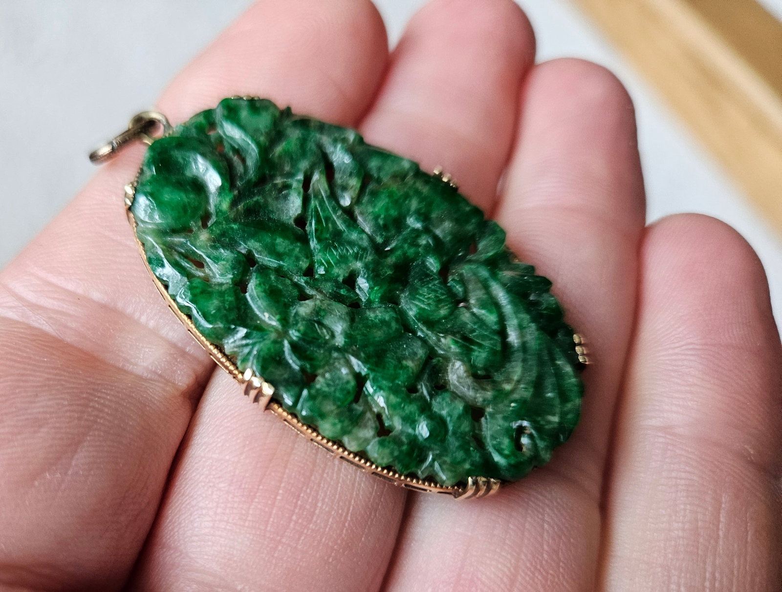 Chinese 14k Gold Carved Green Jade Pendant: Chinese 14k Gold Carved Green Jade Pendant Phoenix with flora, 44mm x 26mm panel unmarked, but bezel tests 14k gold bail is not gold weight is 8.1 grams gross IN HOUSE SHIPPING within the Continental 