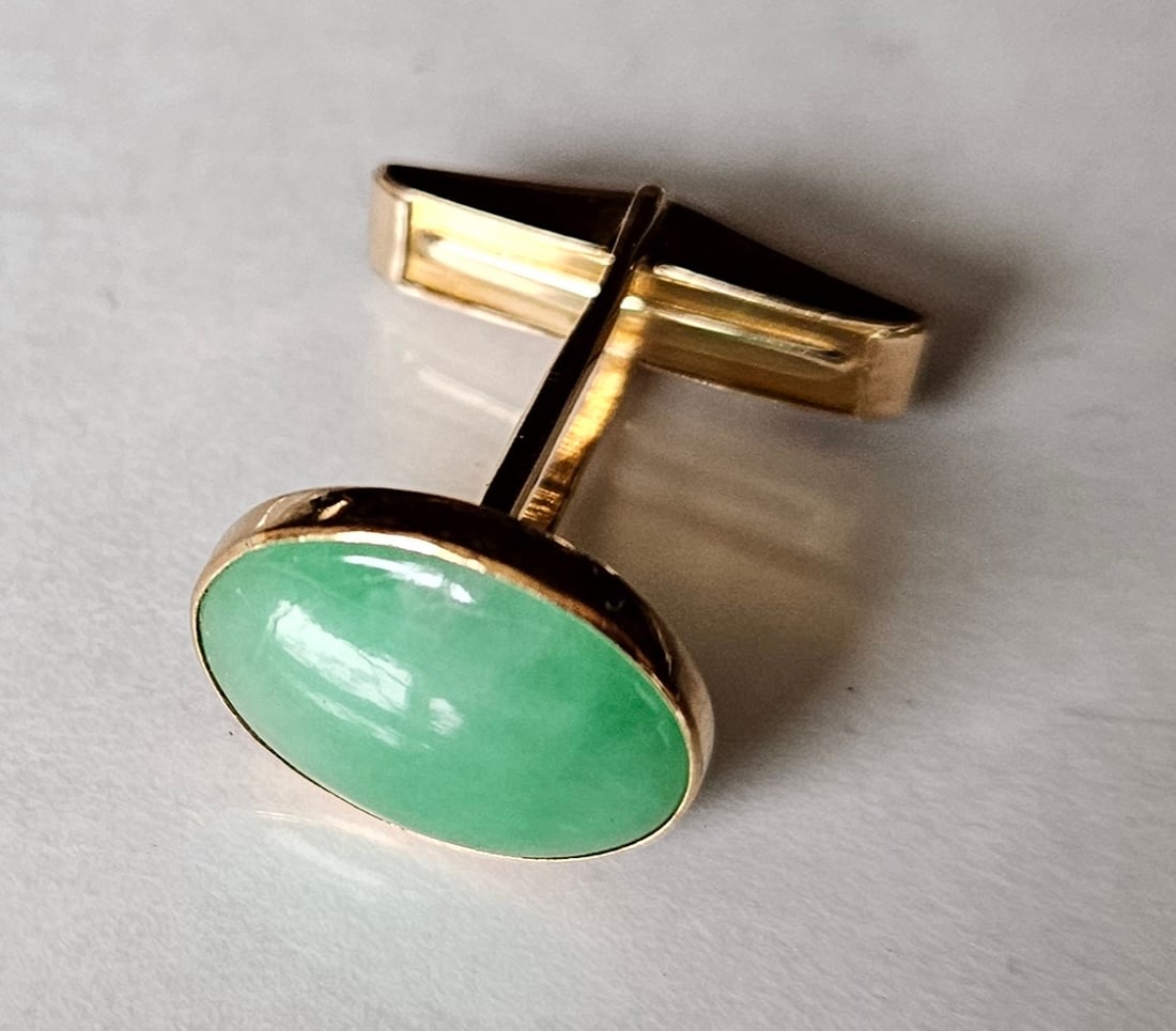 14k Gold Apple Green Jade Cuff Link: Single 14k Gold Apple Green Jade Cuff Link 14mm x 11mm oval jade stone unmarked, but tests 14k gold, weight is 4 grams gross IN HOUSE SHIPPING within the Continental USA $15. DURING CHECKOUT, CHOOSE "