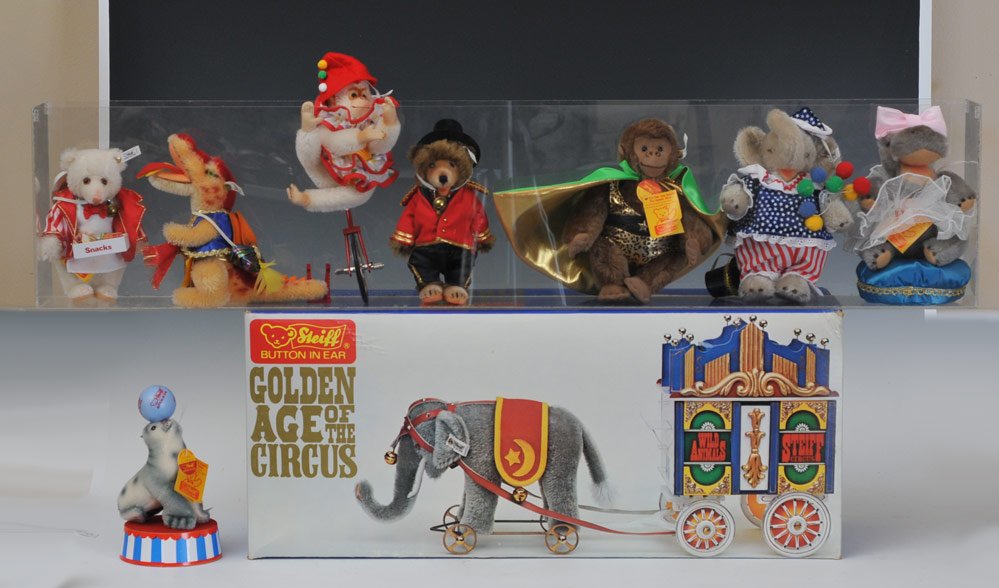 Five Steiff Gold Age of the Circus Wagons: together with eight Steiff circus Animals all with original boxes limited edition of 5,000 circa 1980