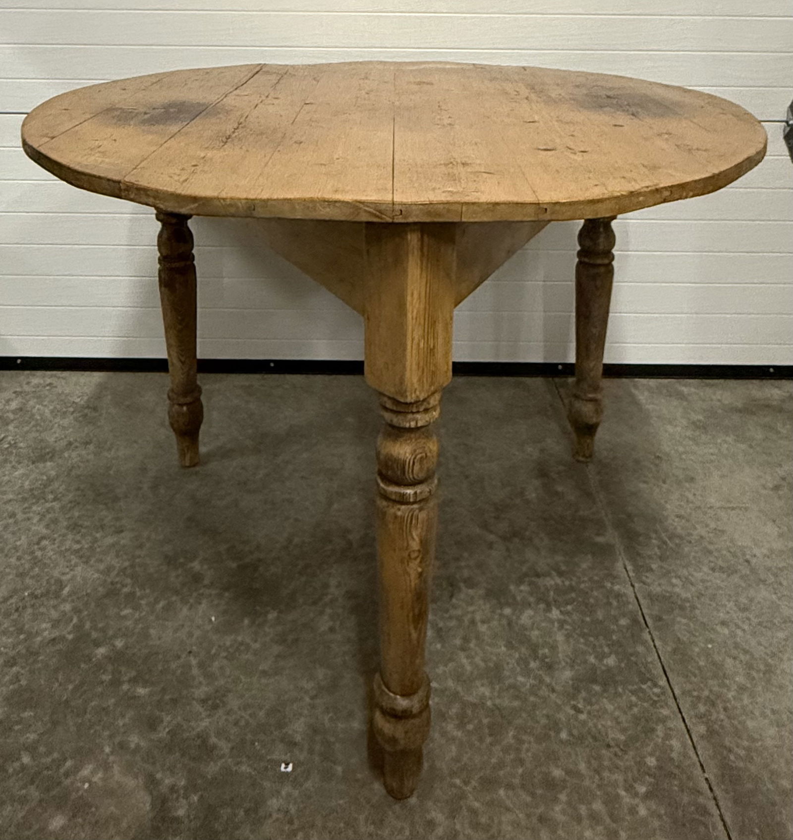 Antique Mid-Sized Circular Pine Kitchen Table with Tripod Base (1 of 3)