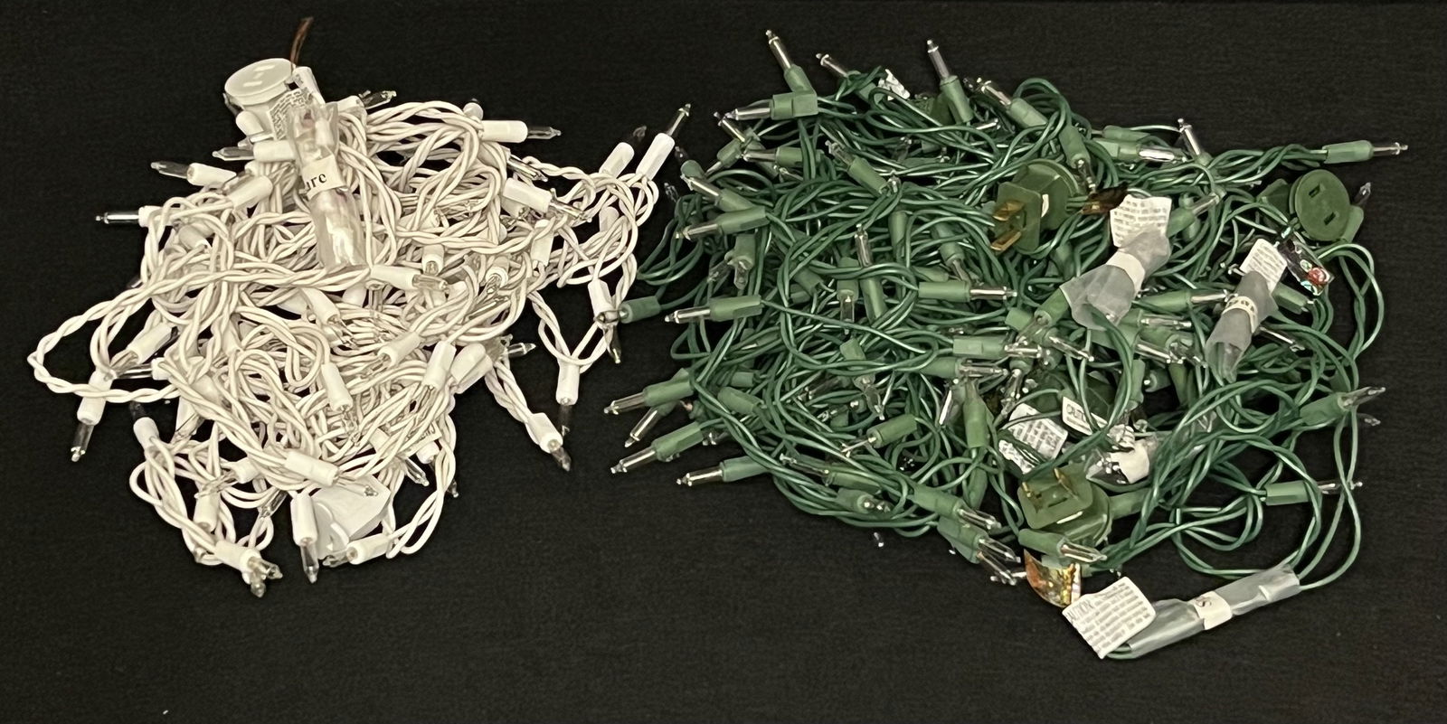 Assorted White Indoor/Outdoor Christmas Lights: 5 Assorted strings of working white indoor/outdoor christmas lights: 1 Medium string of end-to-end connectable white lights with white wiring. 2 Medium strings of end-to-end connectable white lights w