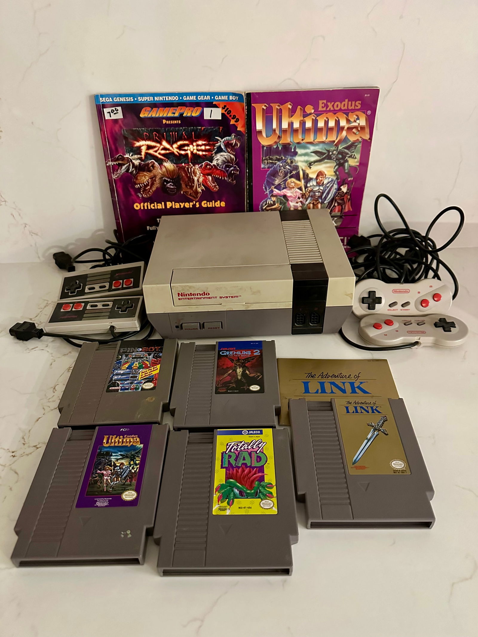 Nintendo vintage 1985 Console, 4 controllers, 5 games, 2 player guide books (1 of 3)