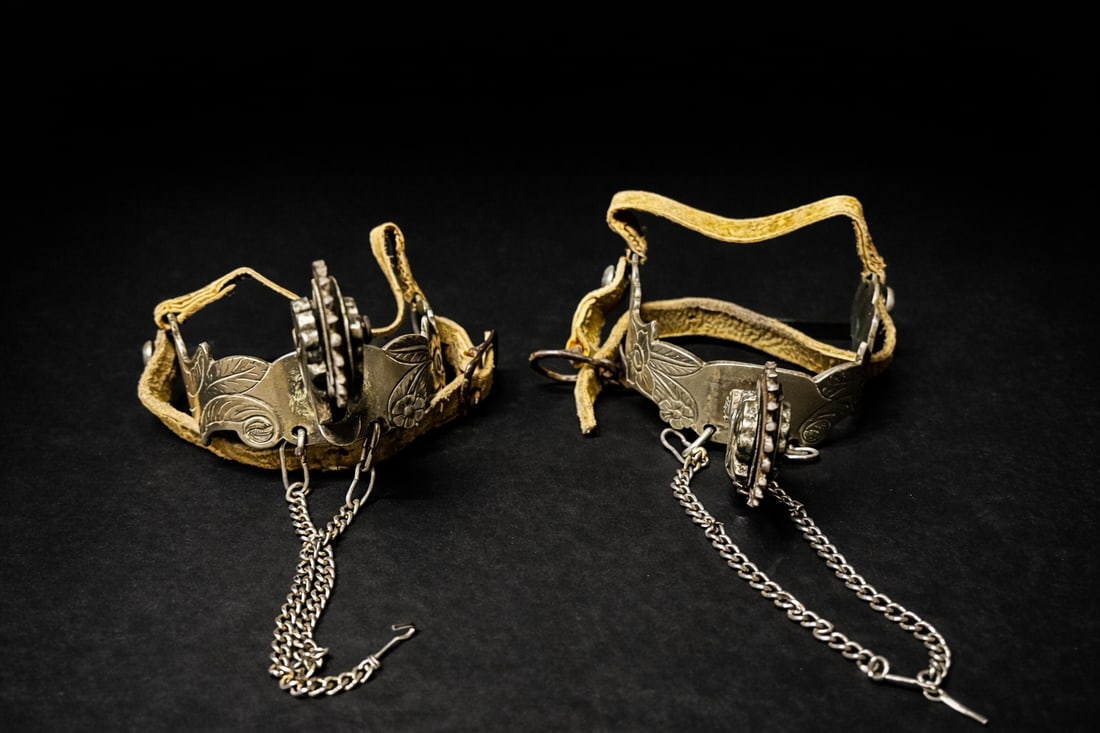 Broqua & Scholberg Rosario Sterling Silver Mounted Cowboy Spurs: Pair of vintage Western cowboy spurs by Broqua & Scholberg, Rosario, featuring engraved sterling silver mounts with floral and foliate decoration, articulated arms, star-form rowels, and original leat