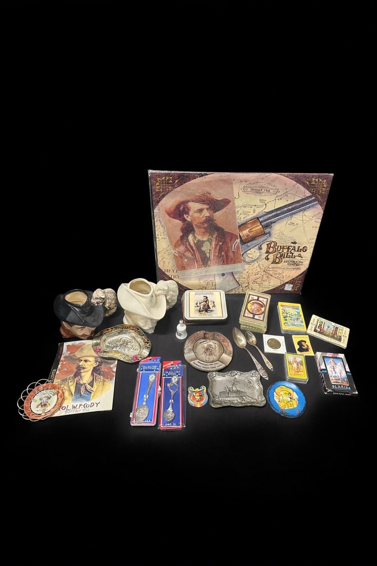 Large mixed lot of Buffalo Bill Historical Center souvenirs and Western Americana collectibles: Buffalo Bill Historical Center souvenir lot incl. spoons, ashtrays, trays, figural cowboy heads, playing cards, postcards, pins, medallions, paper ephemera & gift shop collectibles, mostly late 20th c