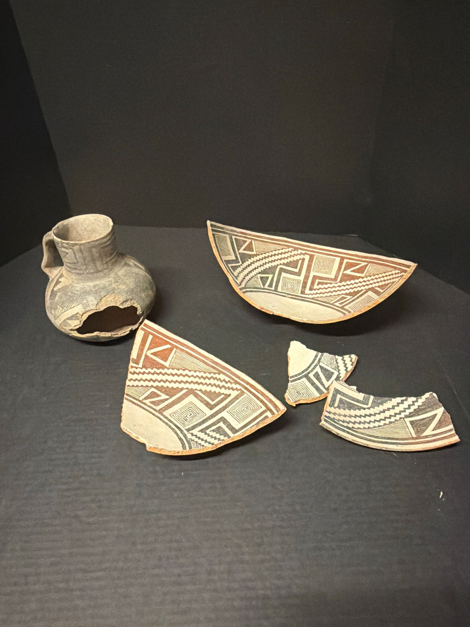 Decorative pottery shard lot incl. geometric painted bowl fragments (1 of 4)