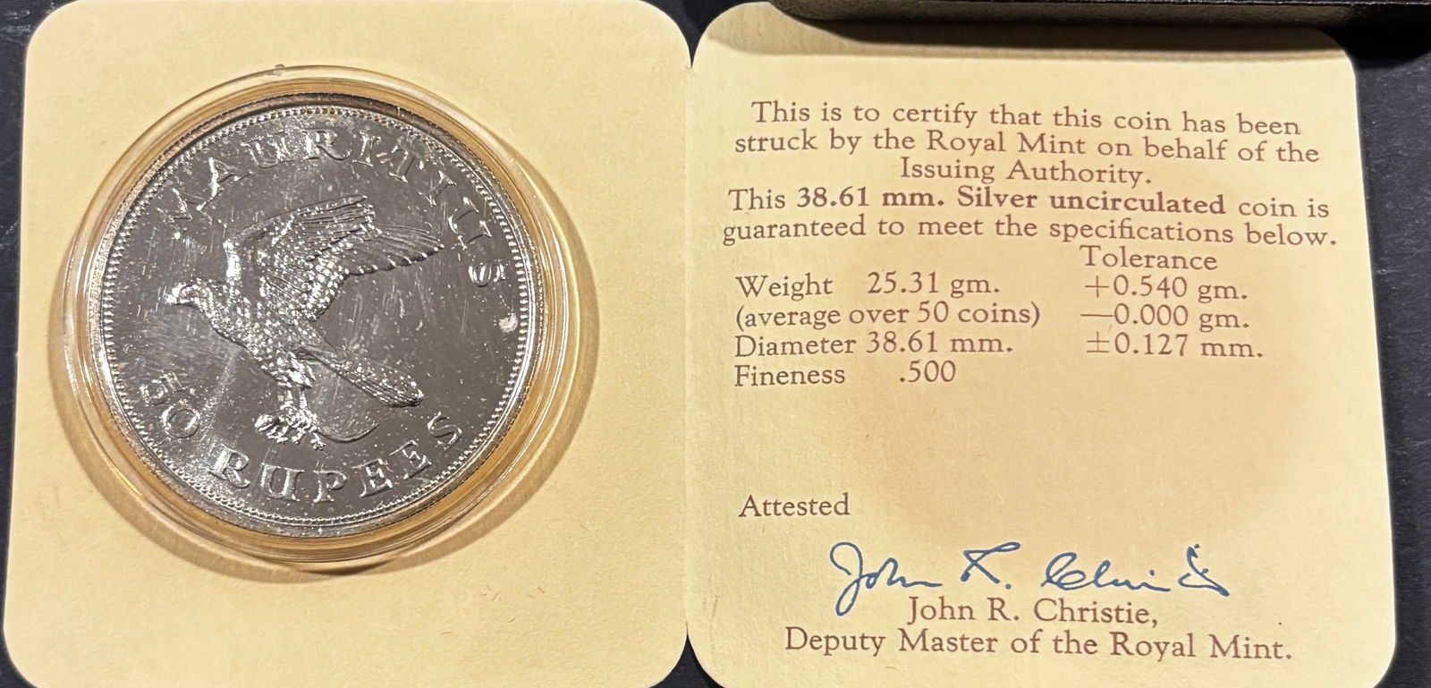 1972 Mauritius 10 Rupees Silver Coin Royal Mint Issue With COA And Case: 1972 Mauritius Ten Rupees silver uncirculated commemorative coin struck by the Royal Mint on behalf of the issuing authority, featuring Queen Elizabeth II portrait obverse and Mauritius kestrel bird r