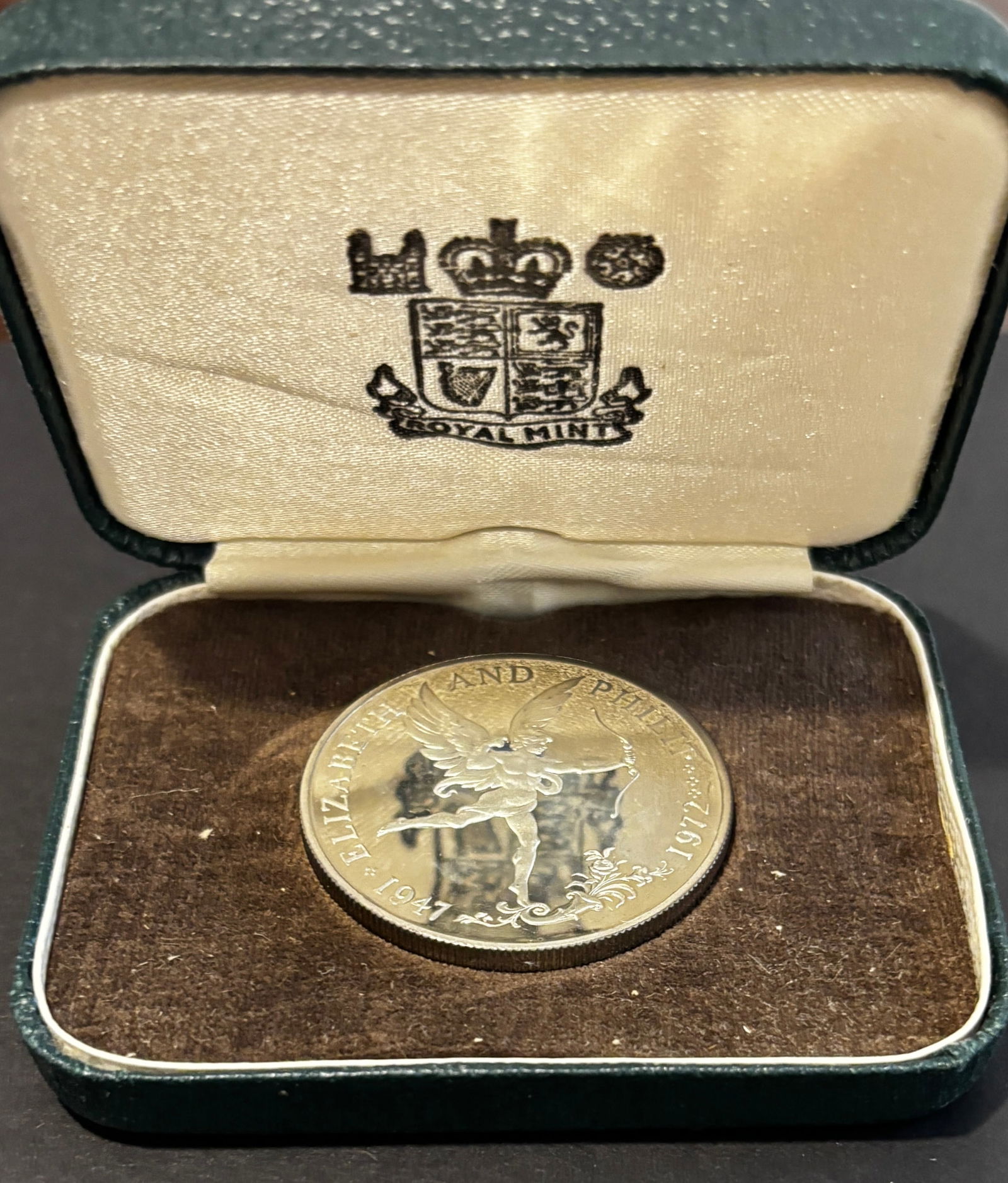 1972 Bailiwick Of Guernsey Silver Wedding Anniversary Proof Five Pence In Case: 1972 Bailiwick of Guernsey proof Five Pence commemorative celebrating the Silver Wedding Anniversary (1947–1972) of Queen Elizabeth II and Prince Philip. Features cupid archer design with Elizabeth