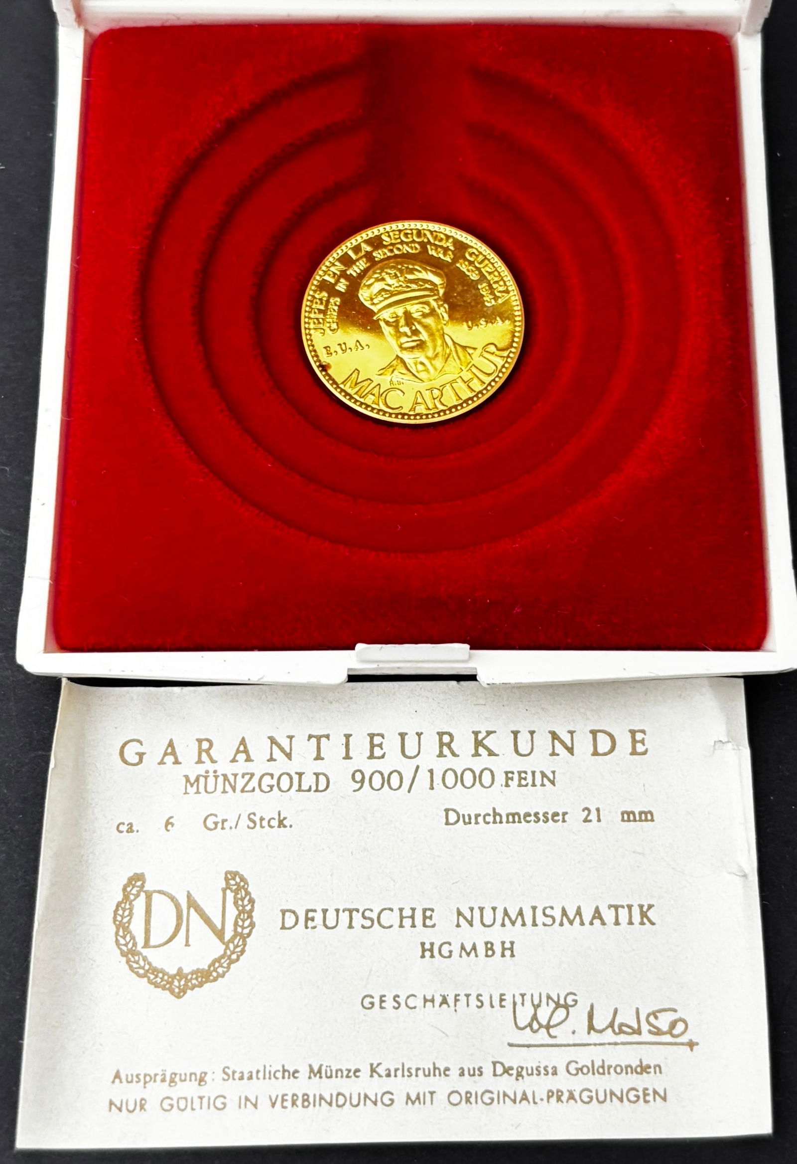 MacArthur WWII Commemorative Gold Medal 900 Fine 21mm (1 of 2)