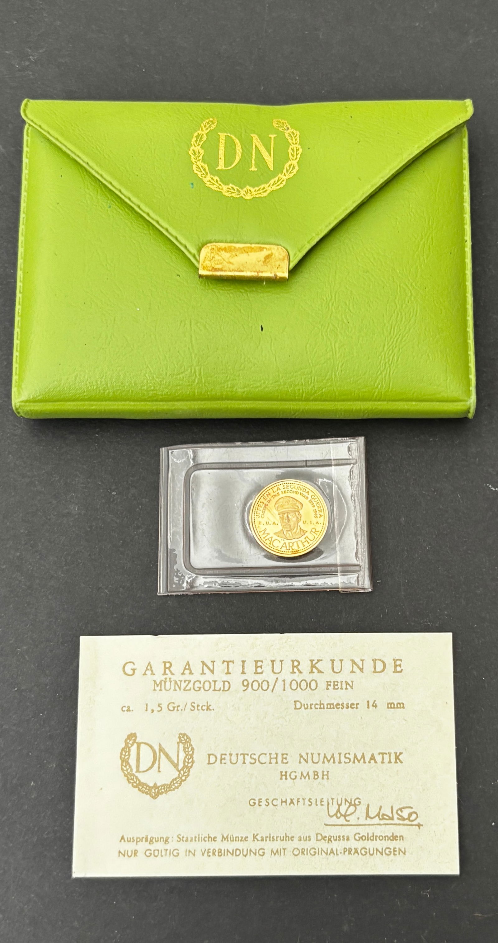 1939 General Douglas MacArthur Miniature Gold Coin Medal DN Certificate: Miniature commemorative medal depicting General Douglas MacArthur, dated 1939 and referencing the Second World War (“Defensa Segunda Guerra”). Housed in original Deutsche Numismatik presentati