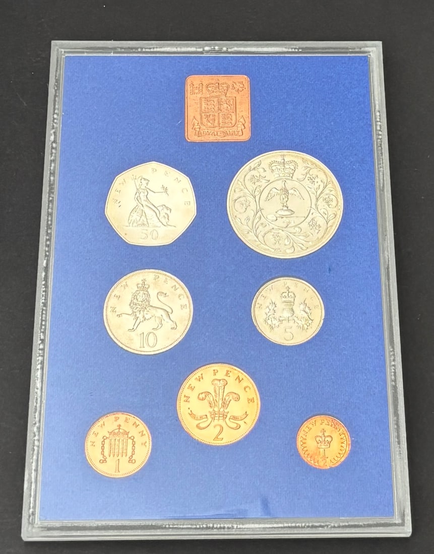 1977 Great Britain Queen Elizabeth II Silver Jubilee Specimen Coin Set Royal Mint Case: Official 1977 United Kingdom Royal Mint specimen coin set issued for the Silver Jubilee of Queen Elizabeth II, presented in the original blue display case. The set includes the commemorative crown, 50