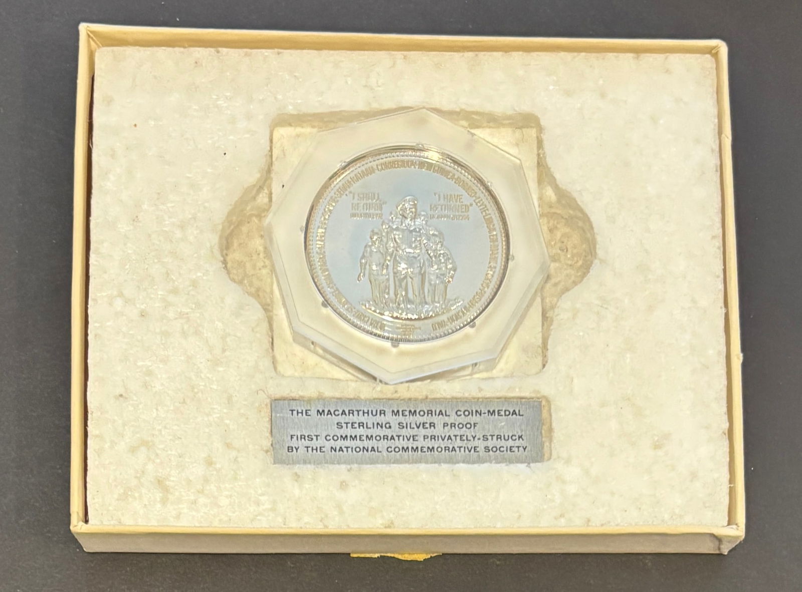 General Douglas MacArthur Memorial Sterling Silver Proof Coin Medal (1 of 2)