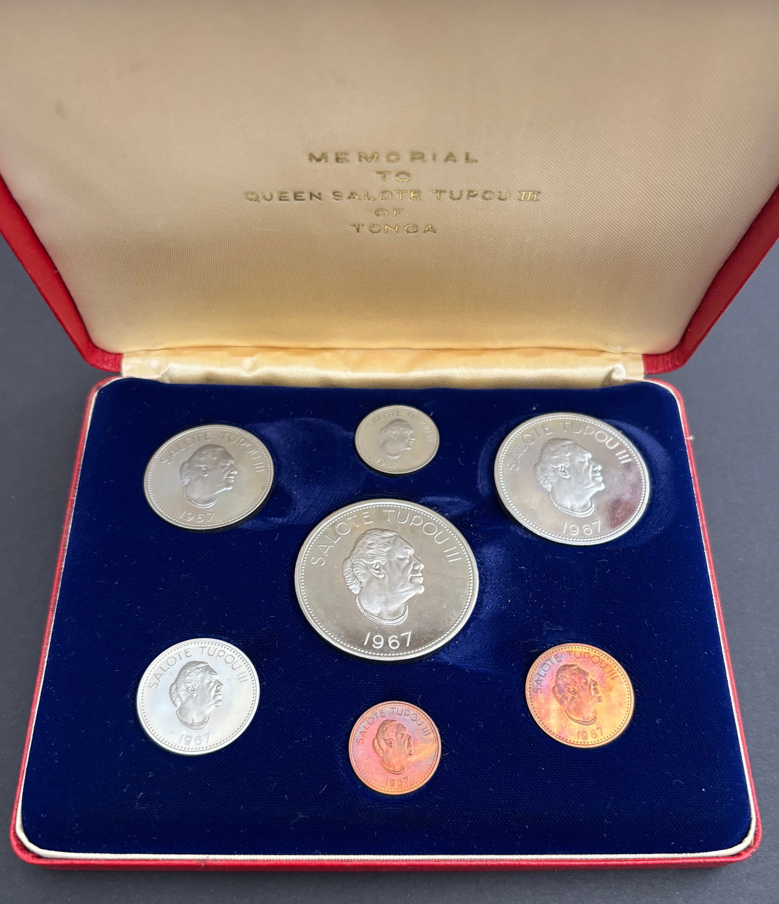 1967 Tonga Memorial Queen Salote Tupou III Proof Coin Set With Case: 1967 Tonga memorial proof coin set honoring Queen Salote Tupou III, housed in the original fitted presentation case. Seven-coin set includes Pa’anga, 50 Seniti, 20 Seniti, 10 Seniti, 5 Seniti, 2 Sen