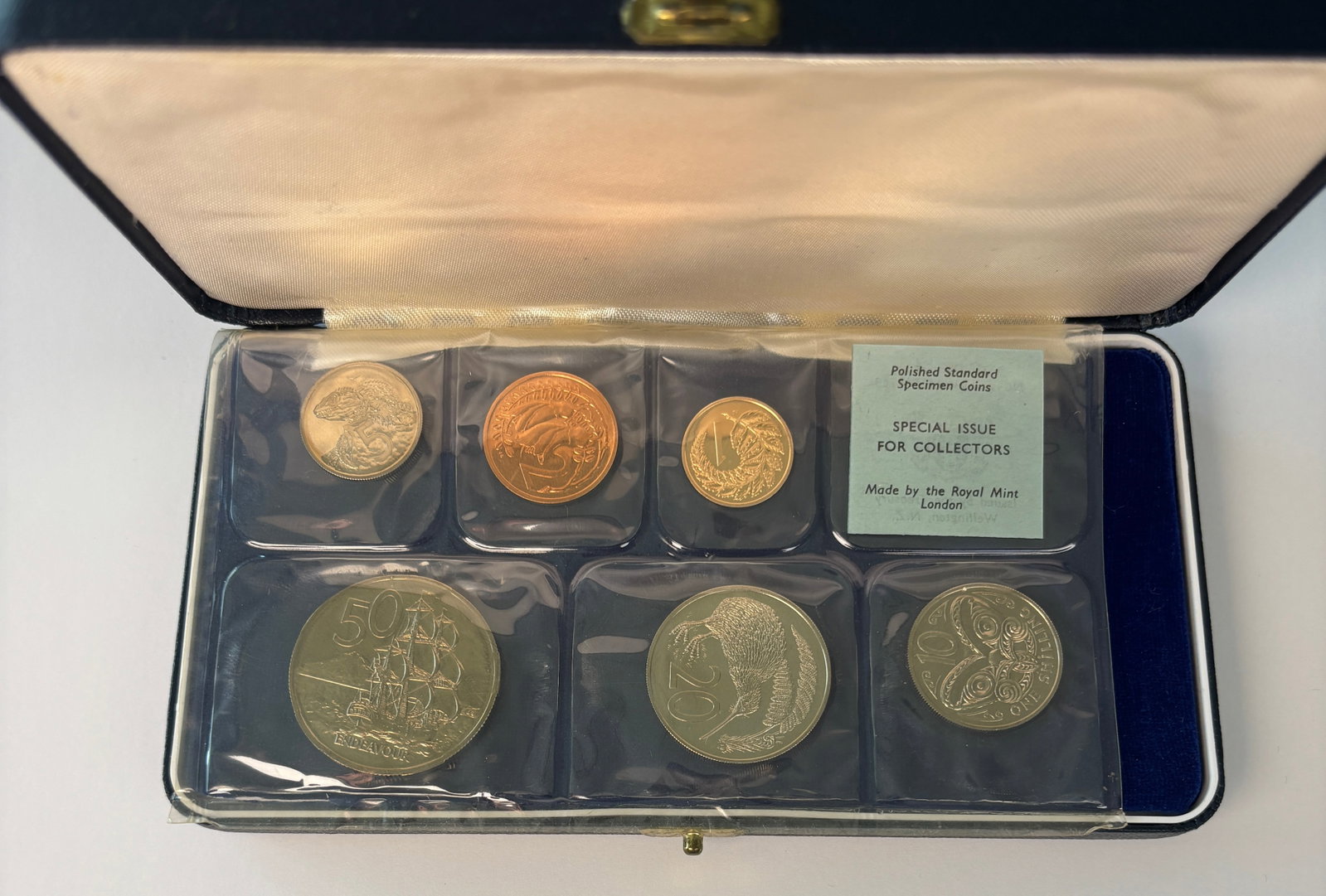 1971 New Zealand Specimen Coin Set Royal Mint In Original Case: 1971 New Zealand specimen coin set produced by the Royal Mint , featuring a full denomination run with portrait of Elizabeth II and original labeled insert noting “Polished Standard Specimen Coins&r