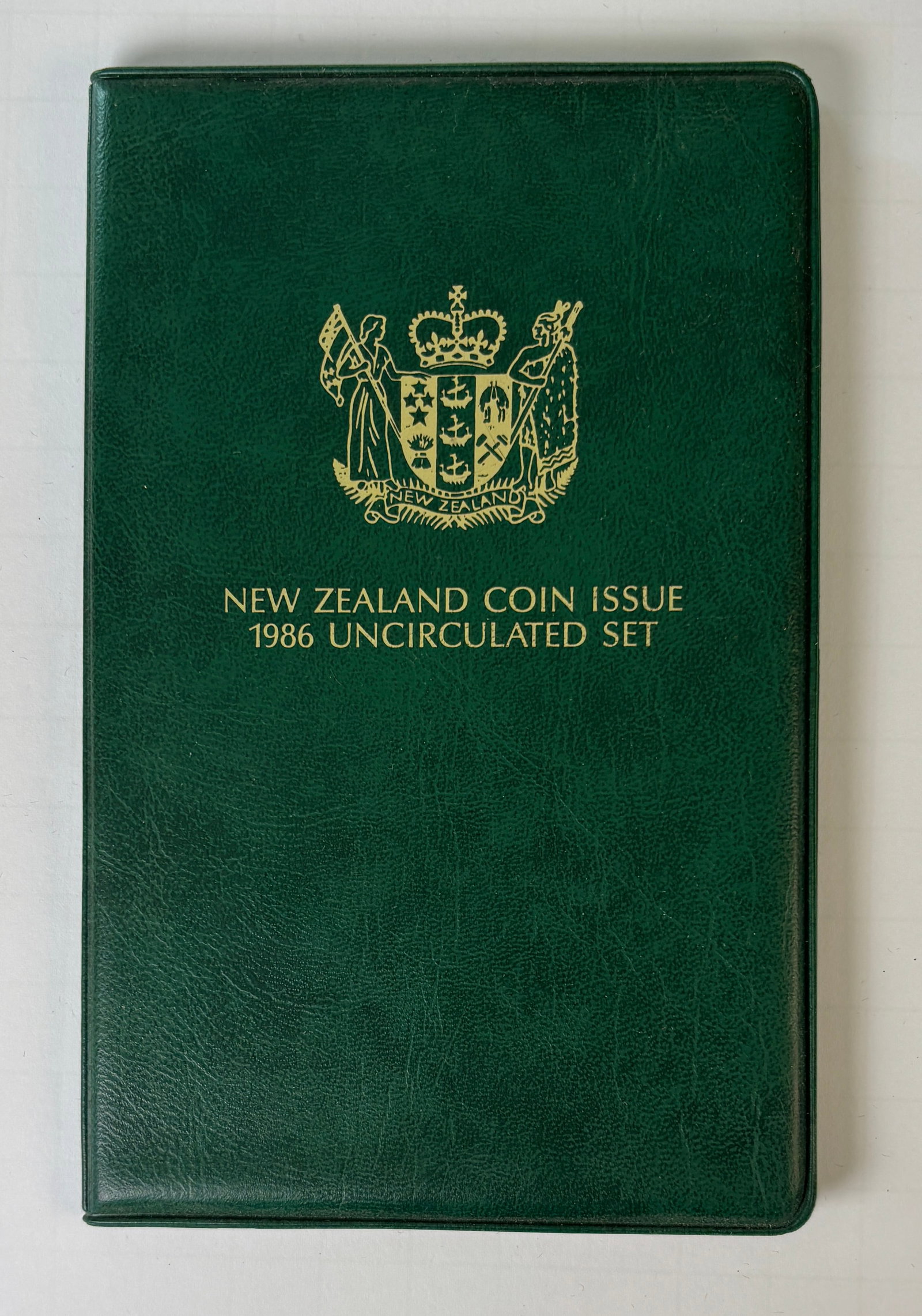 1986 New Zealand Uncirculated Coin Set Kakapo Royal Mint: 1986 New Zealand uncirculated coin set issued by the New Zealand Treasury and struck by the Royal Mint, United Kingdom, featuring a complete decimal set including $1, 50c, 20c, 10c, 5c, 2c, and 1c coi
