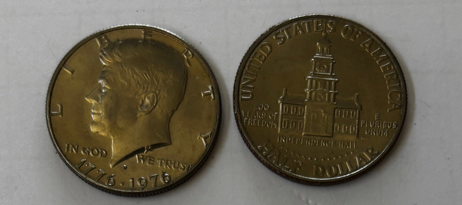 Twenty (20) 1776–1976 Bicentennial Kennedy Half Dollars: Lot of twenty (20) United States Bicentennial Kennedy Half Dollars, all dated 1776–1976. These commemorative half dollars feature the dual-date Kennedy portrait obverse and the Independence Hall rev