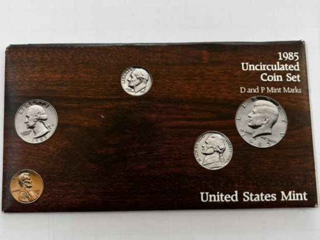 1985 United States Mint Uncirculated Coin Set, Original Government Packaging, P & D Mint Marks: Official 1985 United States Mint Uncirculated Coin Set housed in its original government packaging. This complete set contains ten uncirculated coins from both the Philadelphia and Denver Mints, inclu