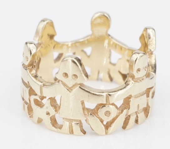 James Avery Paper Dolls Ring Band 14k Yellow Gold Size 6 Rare Retired RG4654: This retired James Avery band features a continuous, openwork paper doll design crafted in solid 14k yellow gold. This adorable ring is sure to be an instant favorite! Metal Type: 14k Yellow Gold Nota