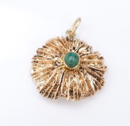14k Yellow Gold Emerald Cabochon Pendant 1.1" Brutalist Cast Coral PG1882: This vintage pendant features a 14k yellow gold brutalist casting of a coral fossil with an emerald cabochon in the center. The perfect addition to any vintage jewelry collection! Attributed to Arthur