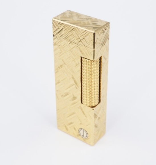 Preowned Dunhill Gold Crosshatch Rollagas Lighter Vintage 2.5" M1929: This rare vintage Dunhill "Rollagas" lighter with beautiful gold cross hatch pattern. Metal Type: Mixed Stamps: Dunhill A/D Swiss Made Measurements: 2.5" tall Condition: Very good condition. Jewelry I