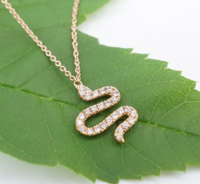 18k Diamond Snake Pendant Necklace Rose Gold White 15-16.5" Natural NWOT NG1561: This lovely necklace features a fixed pendant of glimmering white diamonds arranged in an 18k rose gold snake shape. A gorgeous addition to any jewelry collection. Metal Type: 18k Rose Gold Notable Ma